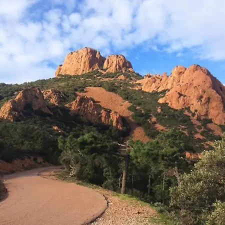 2 Pieces 4/5 Personnes Rez-de-jardin - Cap Esterel, Cote D'azur Апартаменты